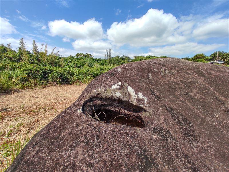 和字の伝説の石「わんたろう」の足跡岩-1