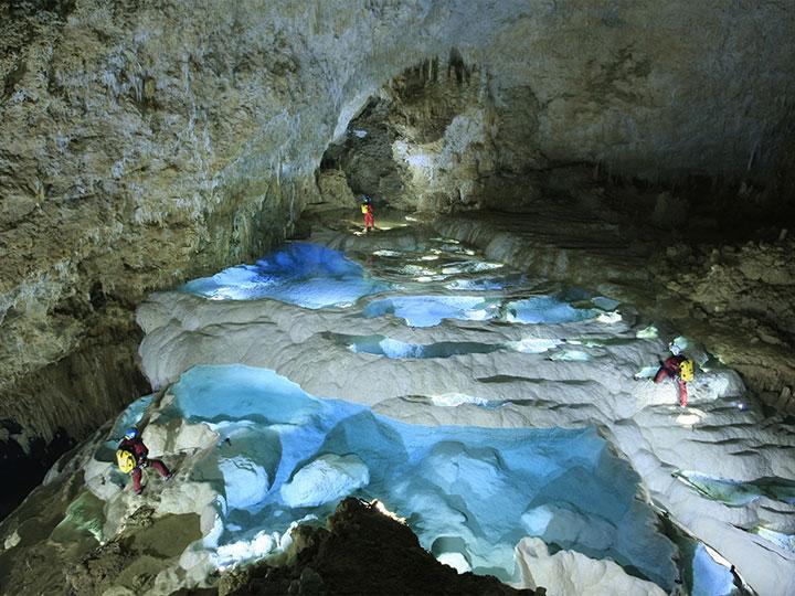 ケイビングガイド連盟が案内する洞窟探検ツアー